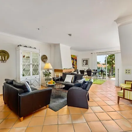 Sol With Pool, Garden & Rooftop Terrace Daire Quarteira