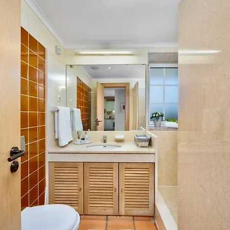 Sol With Pool, Garden & Rooftop Terrace Apartment Quarteira
